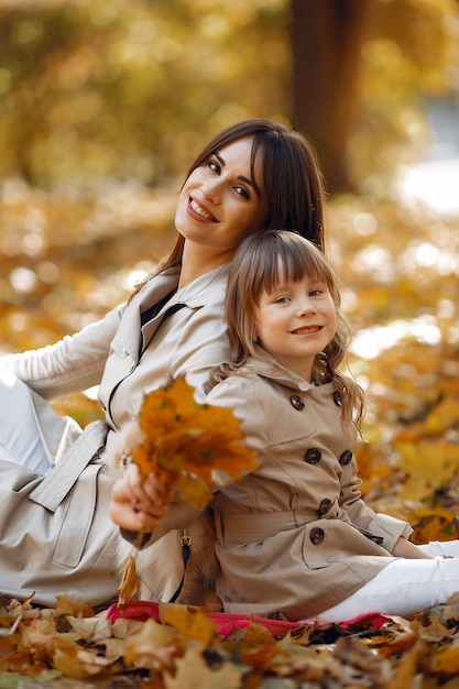 Nette und stilvolle Familie in einem Herbstpark