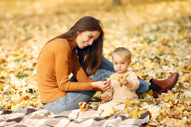 Nette und stilvolle Familie in einem Herbstpark