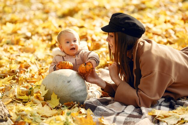 Nette und stilvolle Familie in einem Herbstpark