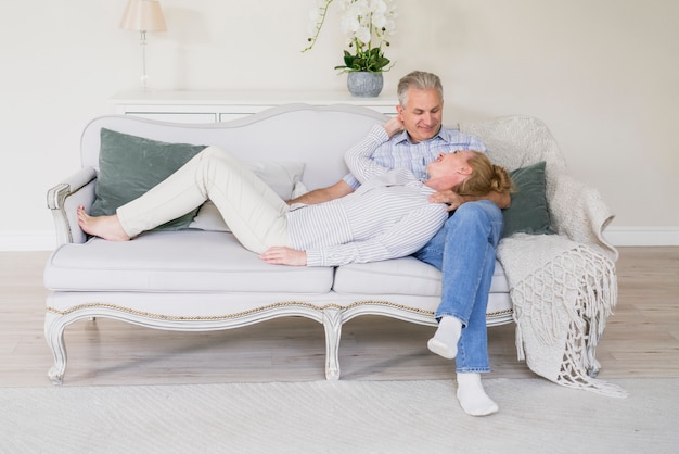 Netter älterer Mann und Frau der Vorderansicht auf einer Couch