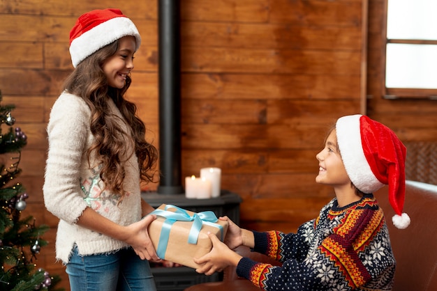 Netter Bruder und Schwester des mittleren Schusses, die Geschenk teilt