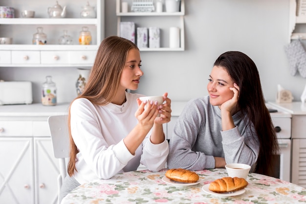 Netter Brunette, der auf ihre Freundin hört