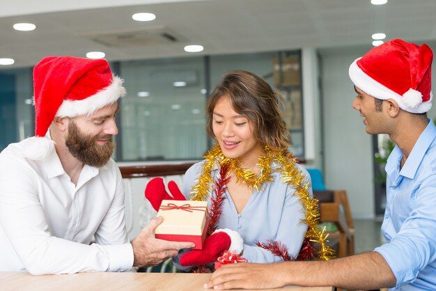 Netter Chef, der den Angestellten Weihnachtsgeschenke gibt