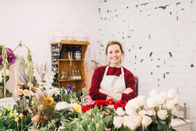 Netter Florist, der im Shop aufwirft