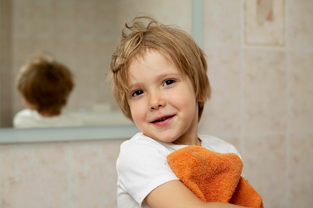 Kostenloses Foto netter junge im badezimmer