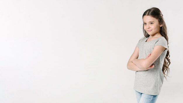 Netter Junior, der im Studio steht