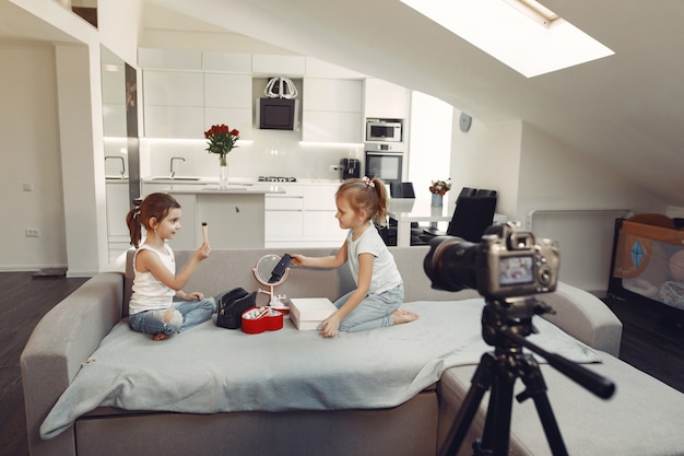 Netter kleiner Blogger mit Kosmetikaufzeichnungsvideo zu Hause