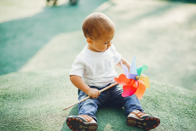 Netter kleiner Junge hat Spaß auf einem Spielplatz