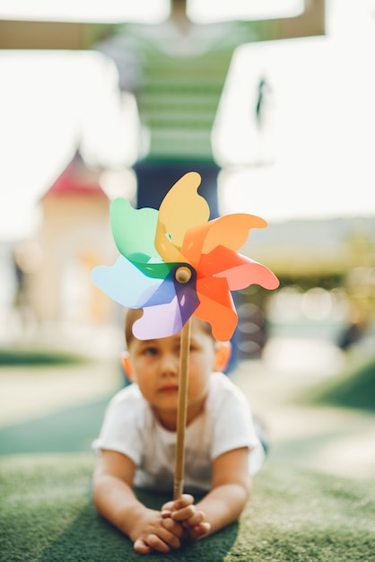 Netter kleiner Junge hat Spaß auf einem Spielplatz