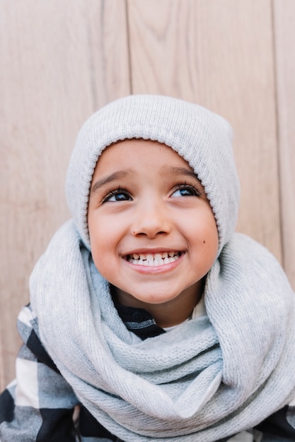 Netter kleiner Junge in der Winterkleidung