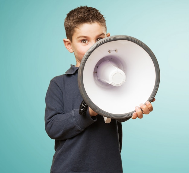 Netter kleiner Junge mit einem Megaphon