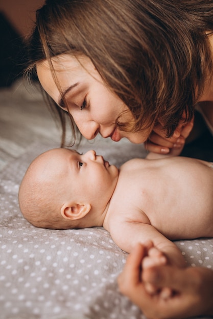 Netter kleiner neugeborener Junge mit Mutter