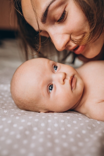 Netter kleiner neugeborener Junge mit Mutter