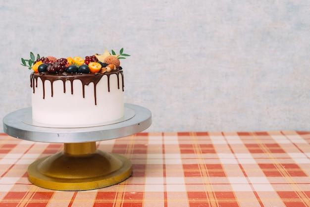 Netter Kuchen auf karierter Tischdecke