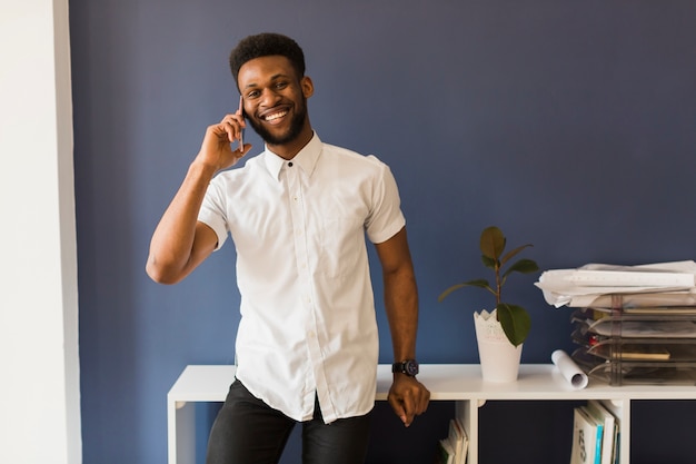 Netter Mann, der am Telefon im Büro spricht