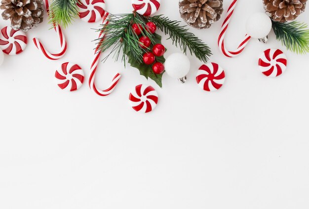 Netter Weihnachtshintergrund auf weißem Hintergrund mit Kopienraum