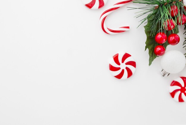 Netter Weihnachtshintergrund auf weißem Hintergrund mit Kopienraum