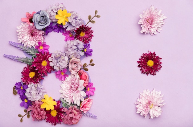 Kostenloses Foto nettes 8. märz symbol gemacht aus blumen heraus