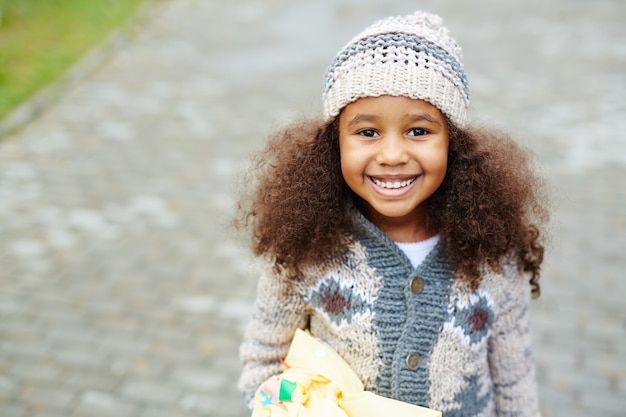 Nettes Afroamerikaner-Mädchen-tragende Strickwaren