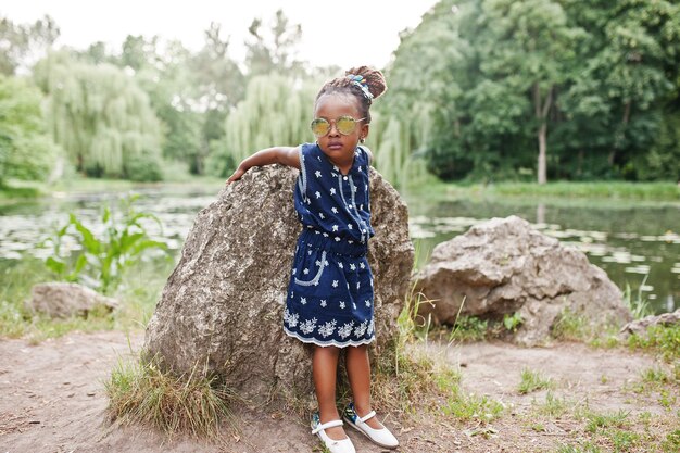 Nettes Afroamerikanerbaby an der Sonnenbrille