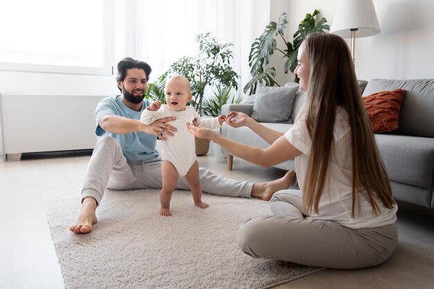 Nettes Baby, das seine ersten Schritte macht