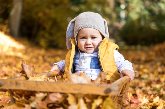 Nettes Baby der Vorderansicht, das draußen spielt