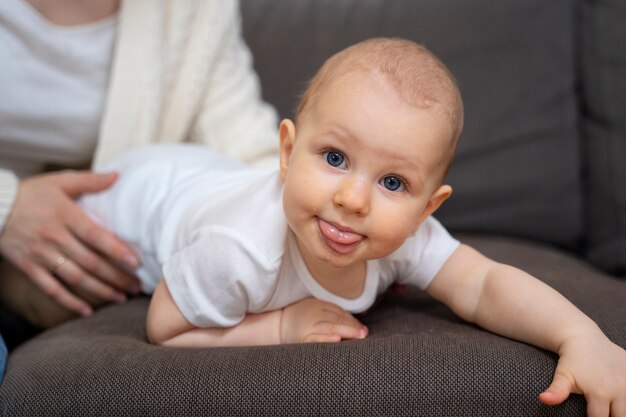 Nettes Baby des hohen Winkels auf Couch