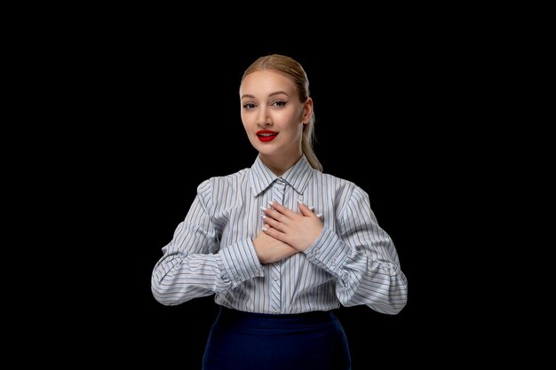 Nettes blondes Mädchen der Geschäftsfrau, das ihre Brust mit rotem Lippenstift im Bürooutfit hält