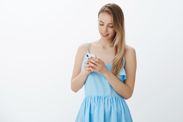 Nettes blondes Mädchen im stilvollen blauen Kleid