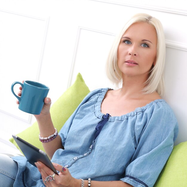 Nettes, blondes Mädchen mit blauen Augen