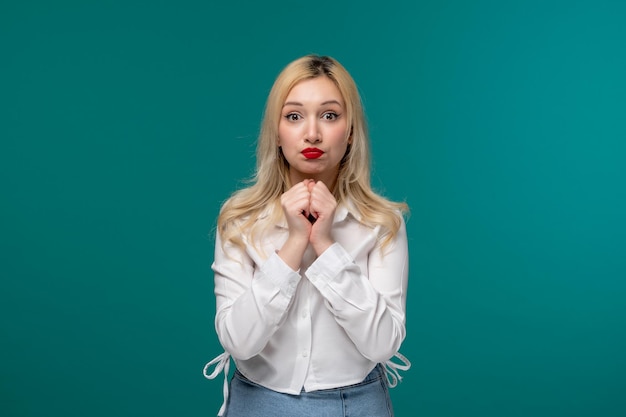 Nettes junges hübsches blondes mädchen in einem weißen hemd, das sehr aufgeregt ist und um einen gefallen bittet