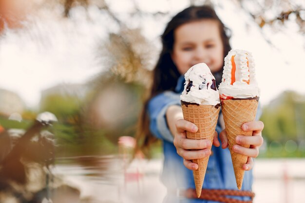 Nettes kleines Mädchen in einem Frühlingspark