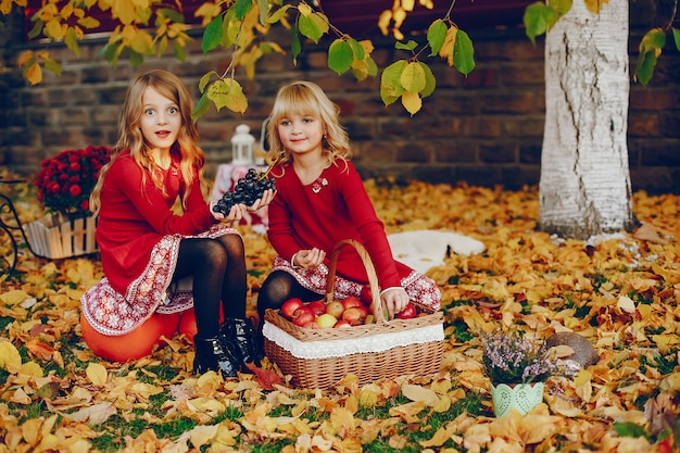 Nettes kleines Mädchen in einem Herbstpark