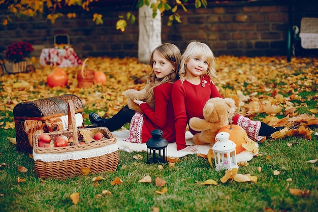 Nettes kleines Mädchen in einem Herbstpark