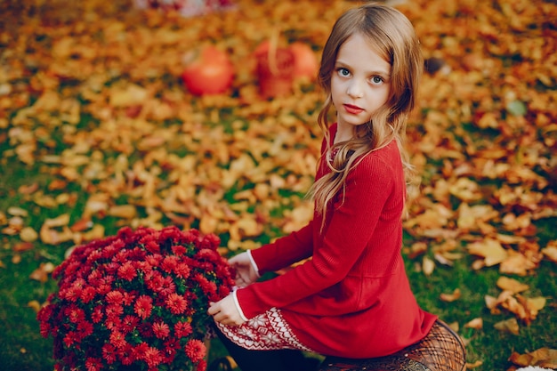 Nettes kleines Mädchen in einem Herbstpark