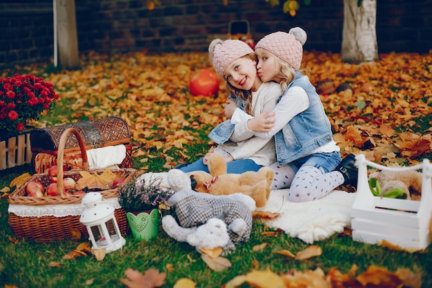 Nettes kleines Mädchen in einem Herbstpark