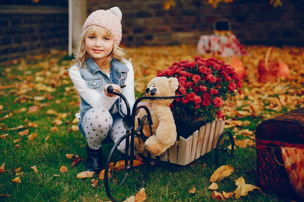 Nettes kleines Mädchen in einem Herbstpark