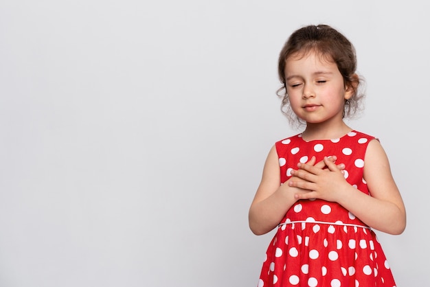 Kostenloses Foto nettes kleines mädchen in einem roten kleid