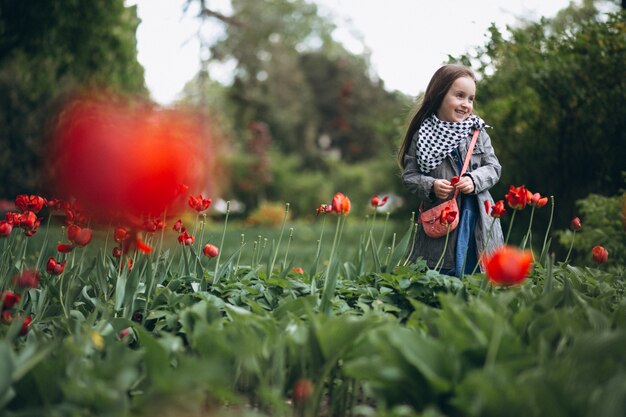 Nettes kleines Mädchen mit Blumen