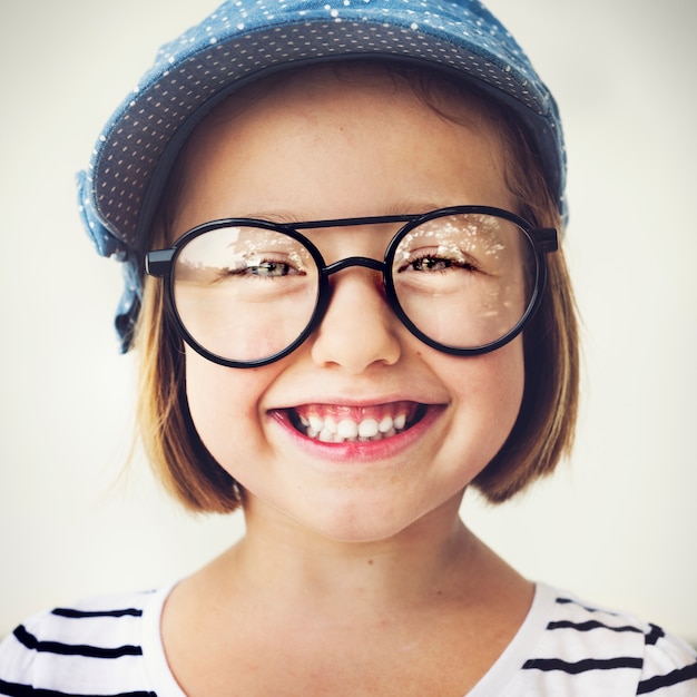 Kostenloses Foto nettes kleines mädchen mit brille