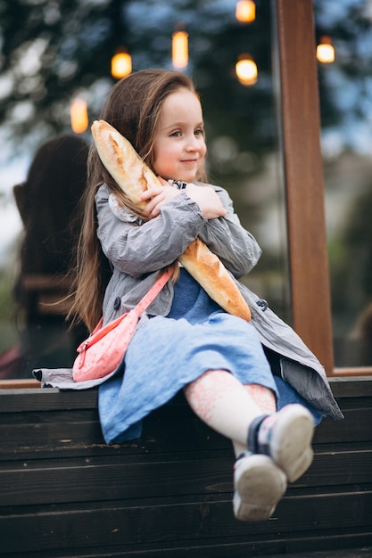 Nettes kleines Mädchen mit Brot
