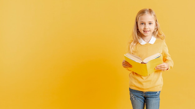 Kostenloses Foto nettes kleines mädchen mit buch