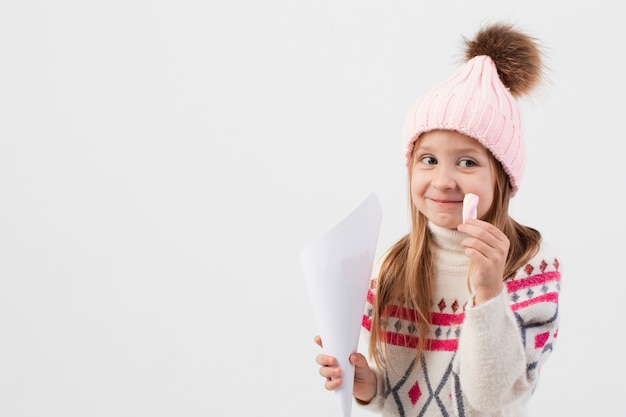 Kostenloses Foto nettes kleines mädchen mit süßigkeiten