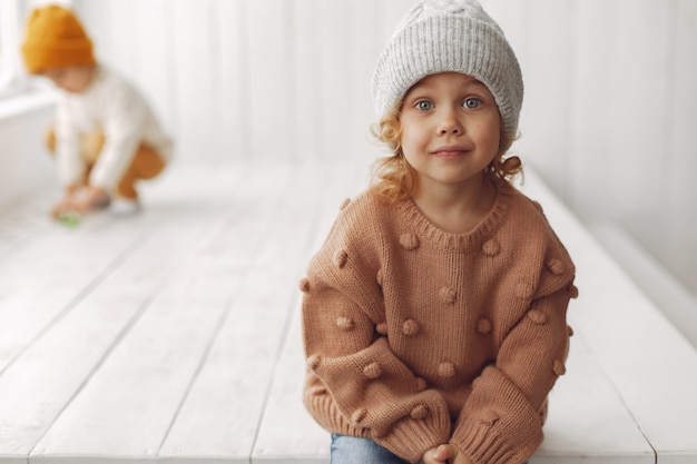 Kostenloses Foto nettes kleines mädchen sitzt