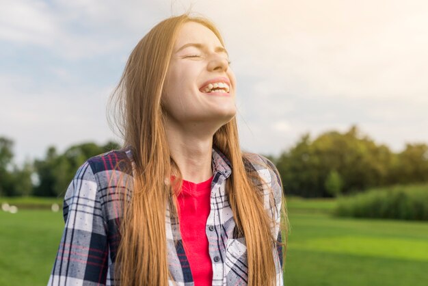 Nettes Mädchen, das einen sonnigen Tag genießt