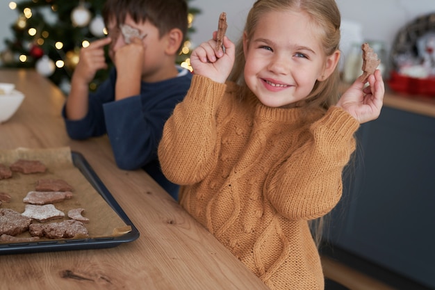 Nettes Mädchen, das hausgemachte Lebkuchenplätzchen zeigt