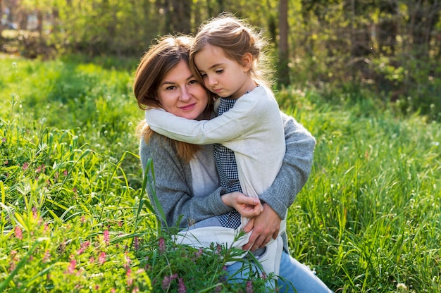 Nettes Mädchen, das Mutter umarmt