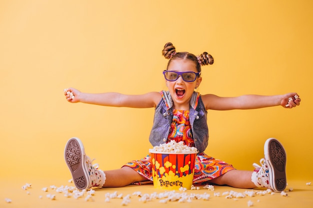 Nettes Mädchen, das Popcorn isst