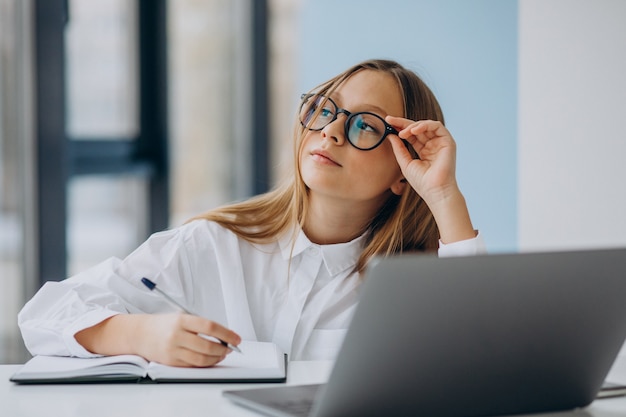 Nettes Mädchen, das zu Hause am Computer studiert