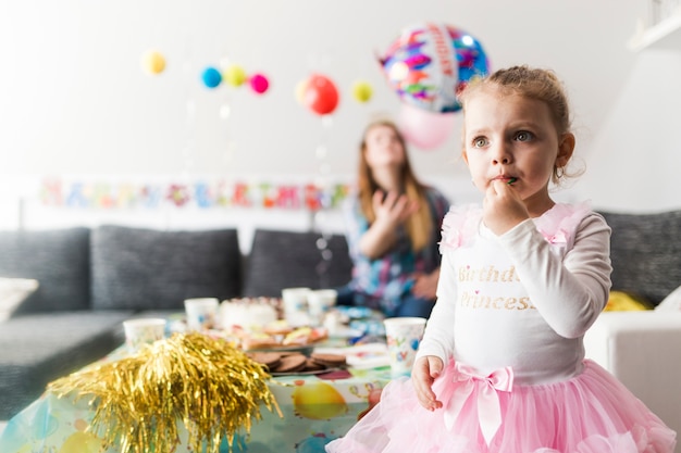 Nettes Mädchen im schönen Kleid